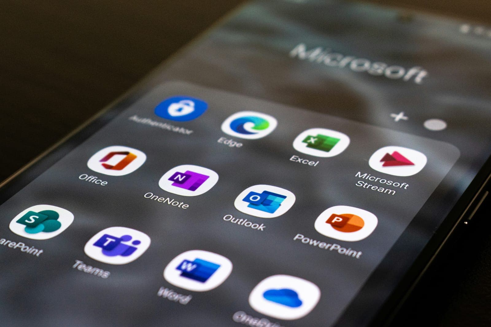 Smartphone met Microsoft 365-apps zoals Teams, Outlook en Excel