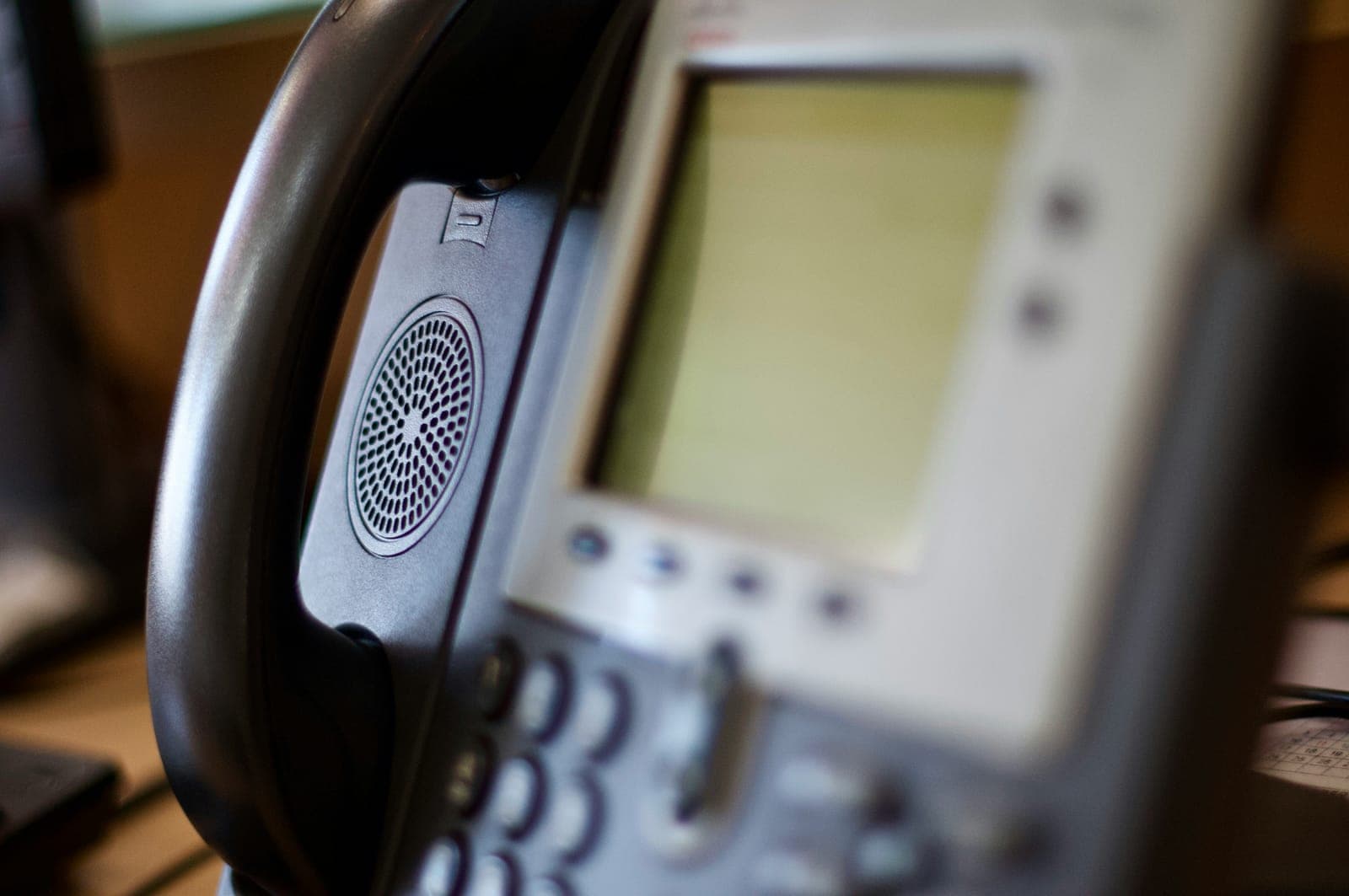 Zakelijk bureautelefoontoestel op een bureau