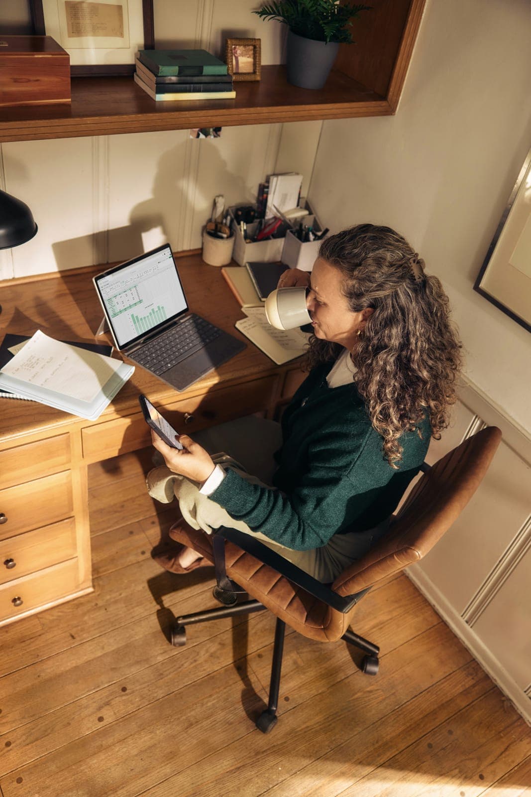Medewerker aan een bureau met laptop en dashboard op het scherm