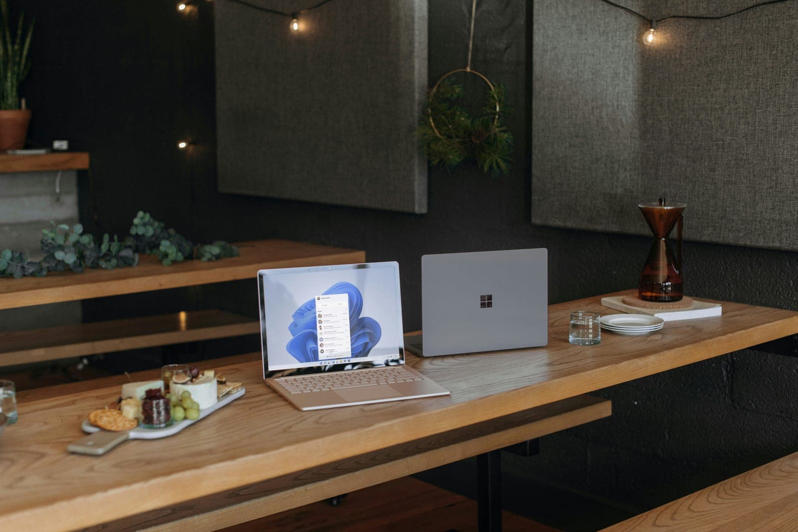 Surface-laptop met Windows 11 op een houten bureau