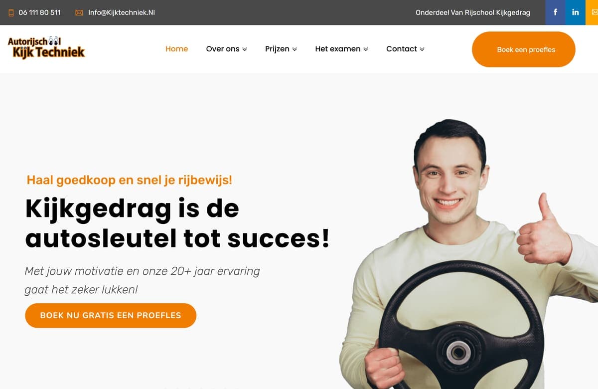 Homepage van kijktechniek.nl met rij-instructeur met stuur en de kop 'Kijkgedrag is de autosleutel tot succes'