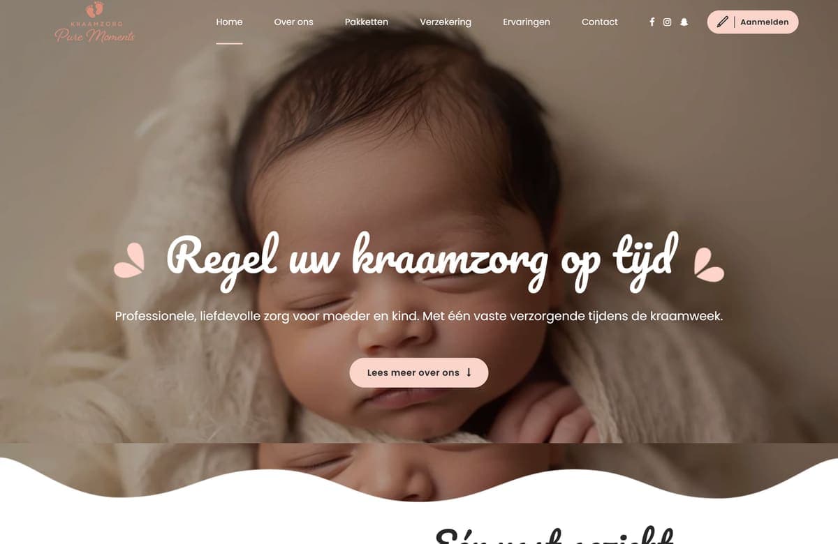 Homepage van kraamzorgpuremoments.nl met slapende baby en de kop 'Regel uw kraamzorg op tijd'