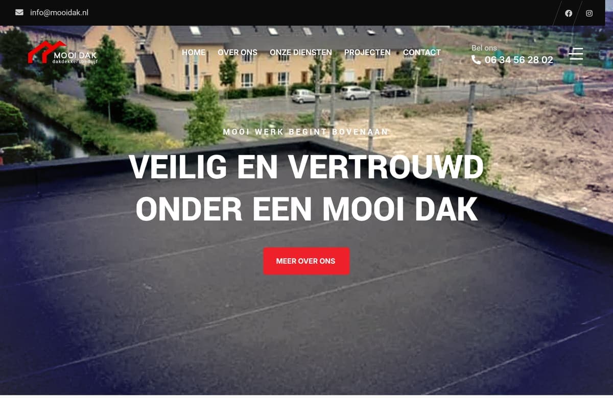 Homepage van mooidak.nl met luchtfoto van een plat dak en de kop 'Veilig en vertrouwd onder een mooi dak'