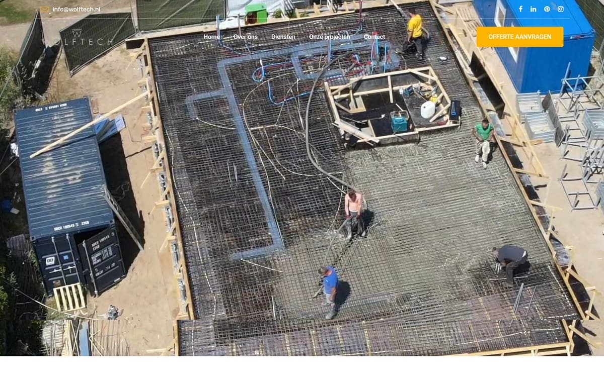 Homepage van wolftech.nl met luchtfoto van een bouwplaats